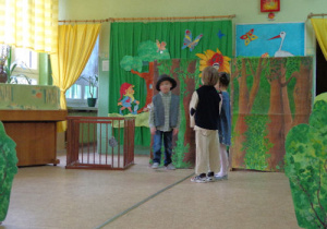 dzieci przedstawiają bajkę pt. „ Jaś i Małgosia”